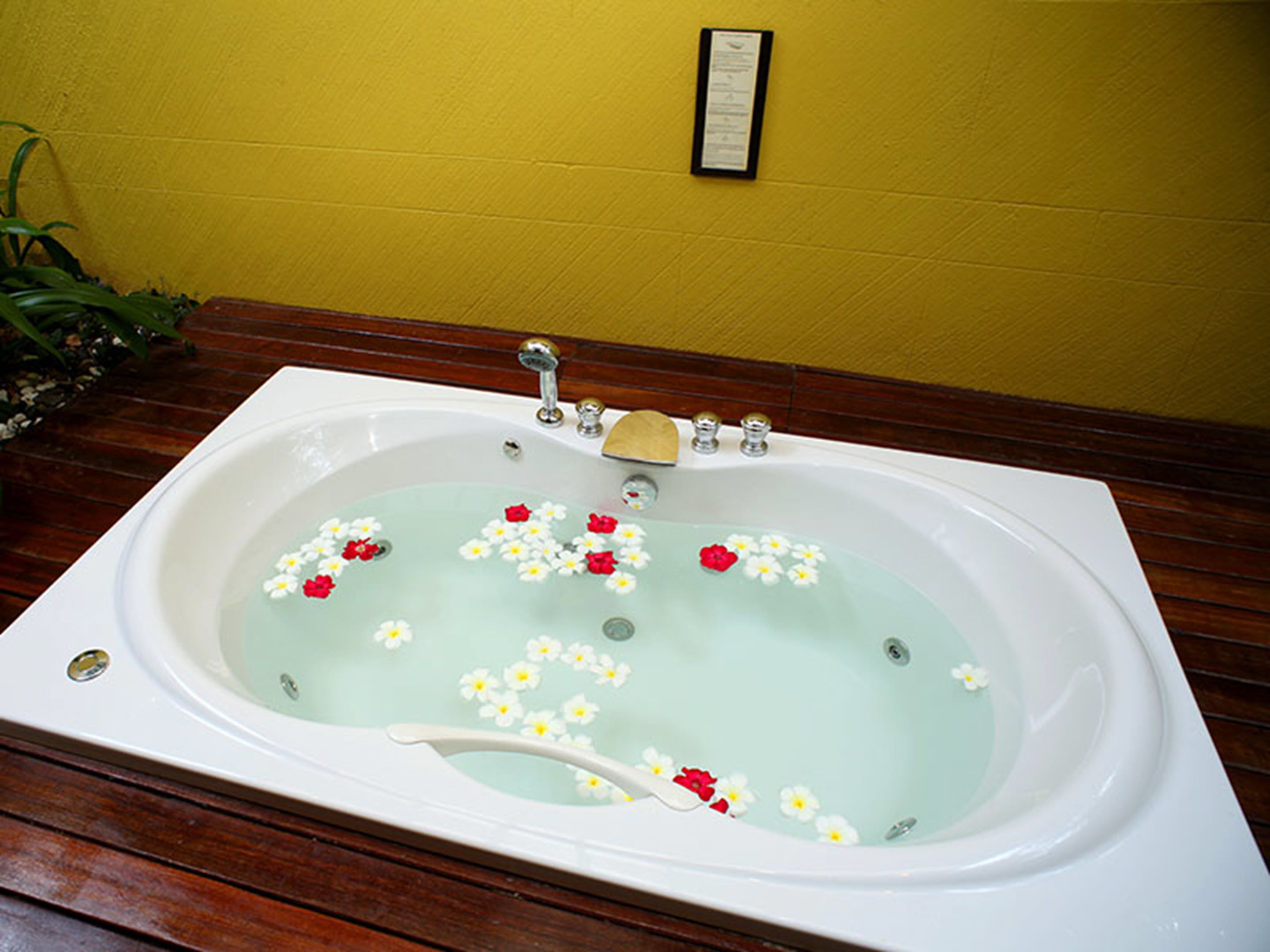 bungalow, sea view | deep-soaking bathtub