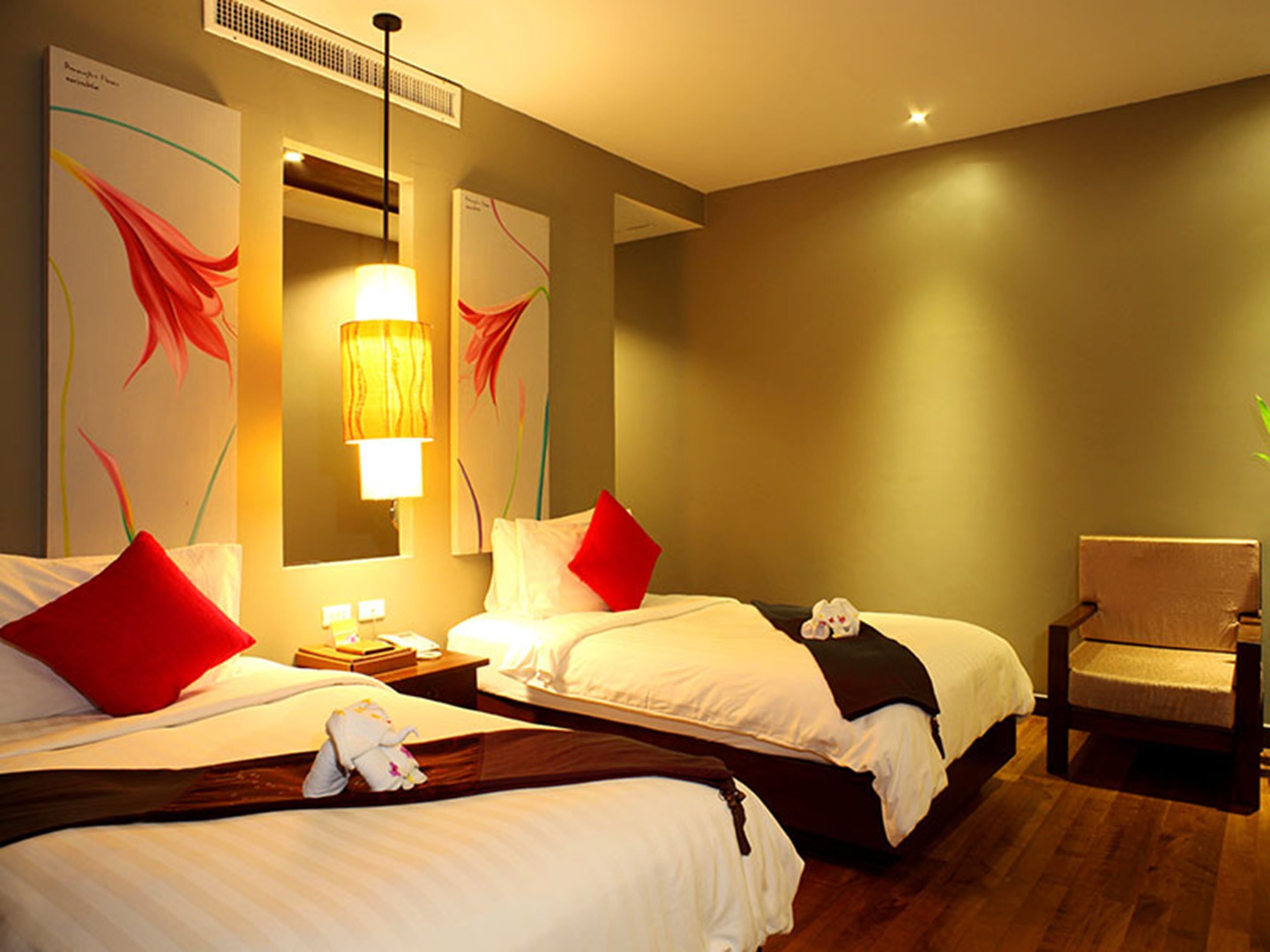 Minibar, safe på rommet, strykejern/-brett og barnesenger (inkludert)