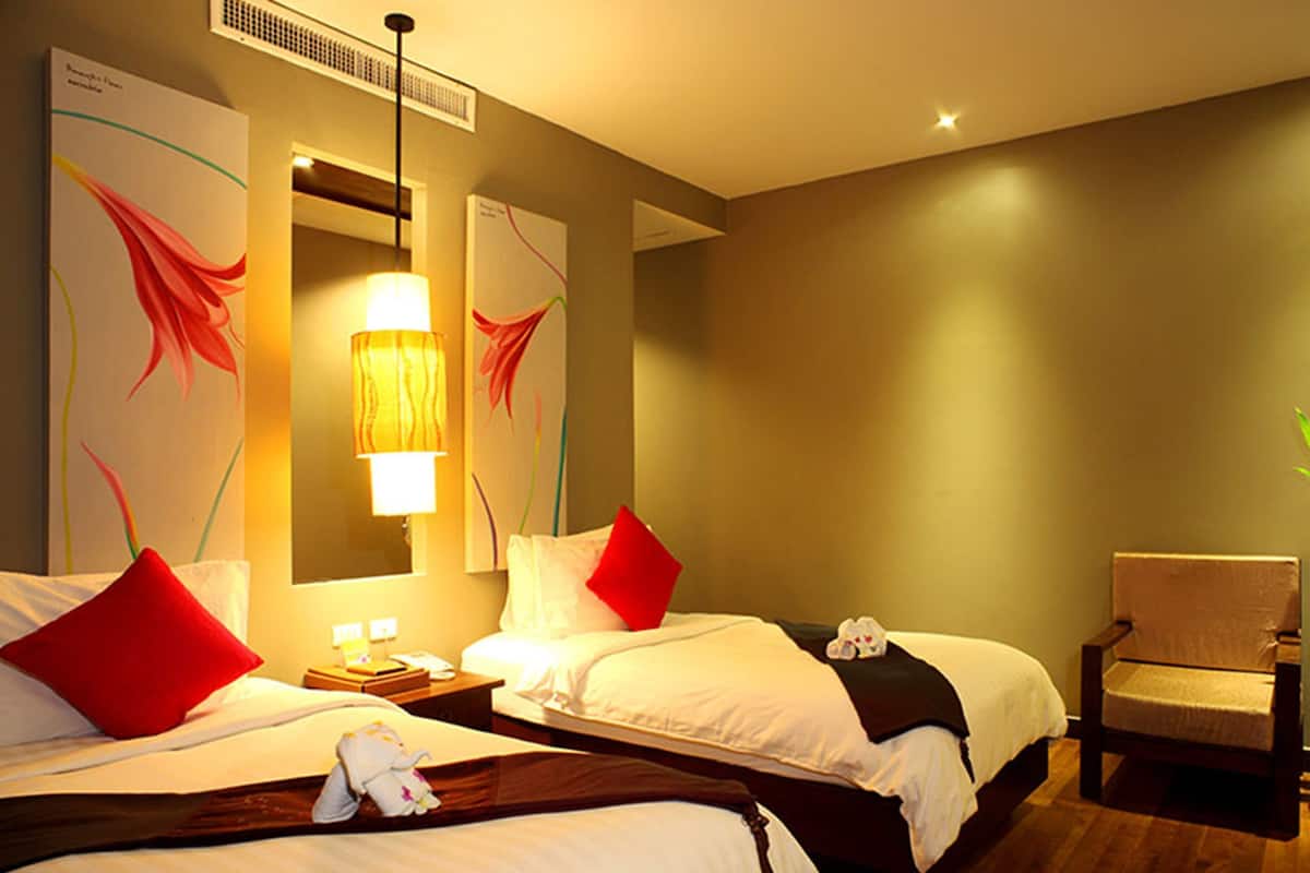 Minibaari, tallelokero huoneessa, silitysrauta/-lauta