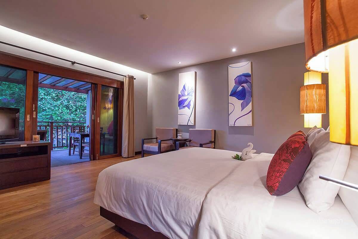 deluxe room | minibar, in-room safe, iron/ironing board, free cots/infant beds