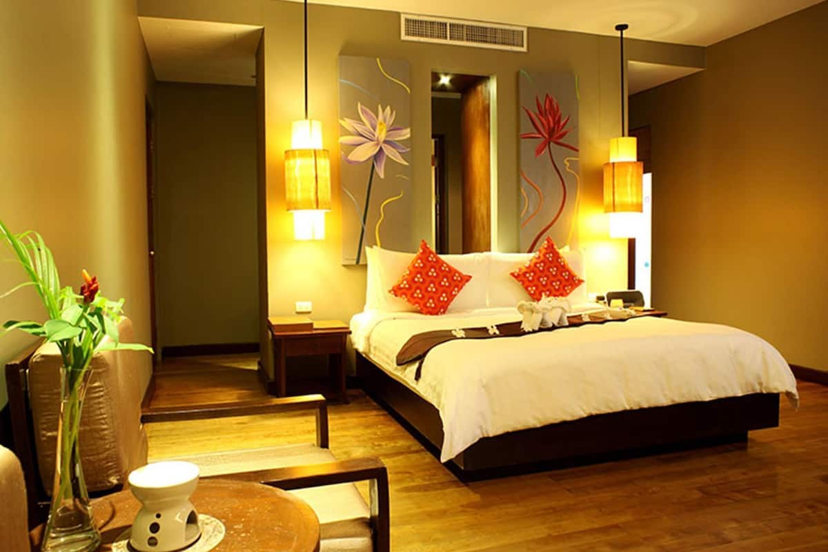 Minibaari, tallelokero huoneessa, silitysrauta/-lauta