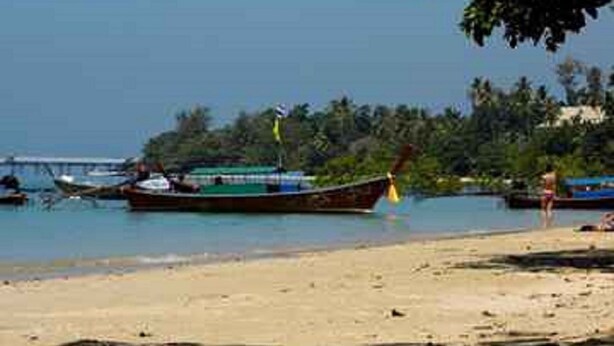 A beach with boats and a clear sky. - Klong Muang Inn (Krabi)