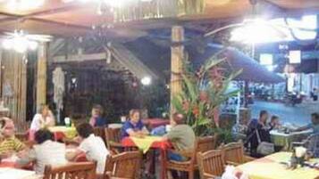 Café da manhã, almoço e jantar; culinária tailandesa