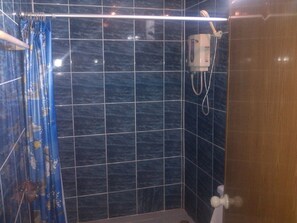 Shower, rainfall showerhead, free toiletries, towels