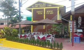 A building with a sign indicating it is a guest room and house for rent. - Klong Muang Inn (Krabi)