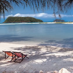 Trên bãi biển, khăn tắm biển, lướt ván buồm, chèo thuyền kayak