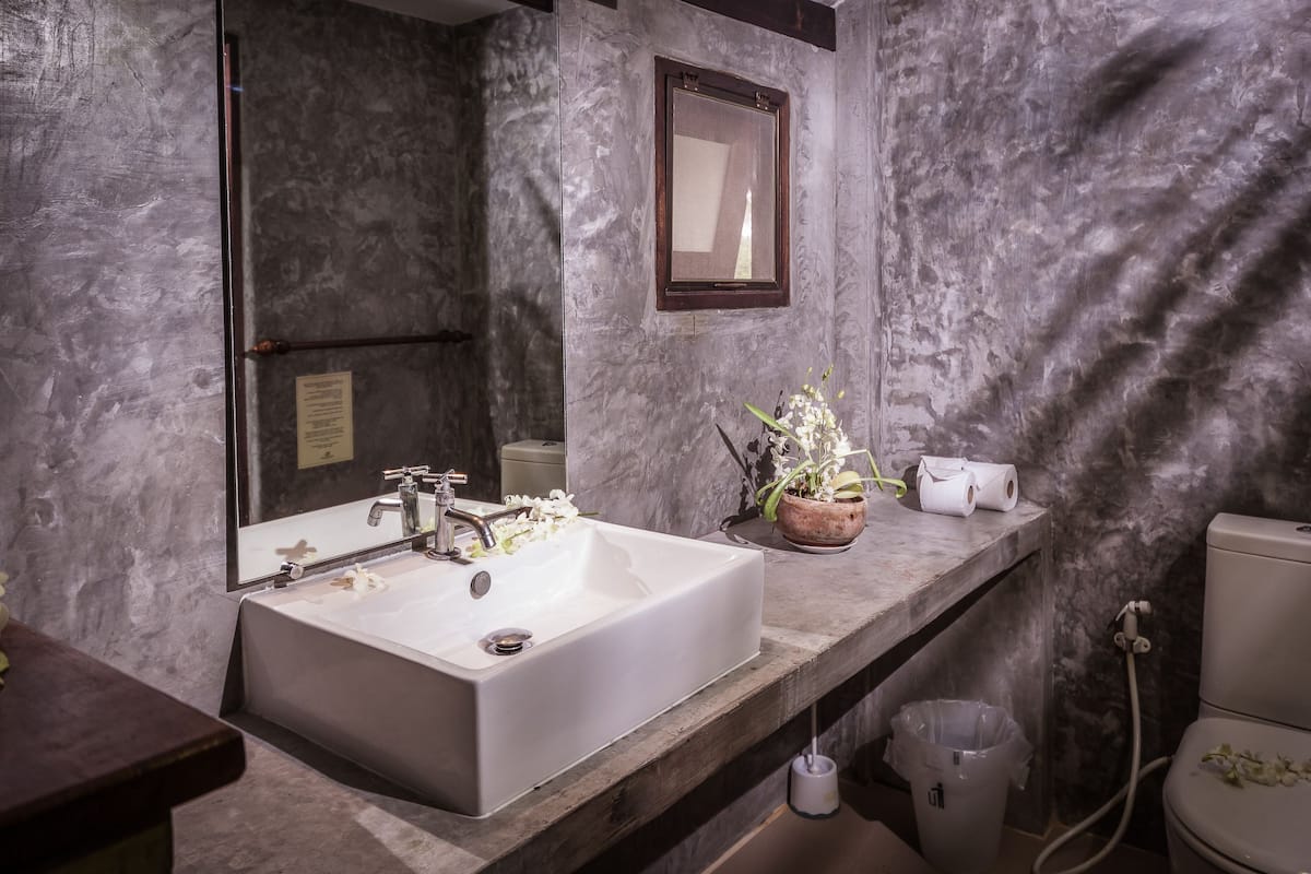 deluxe room | bathroom | shower, free toiletries, towels