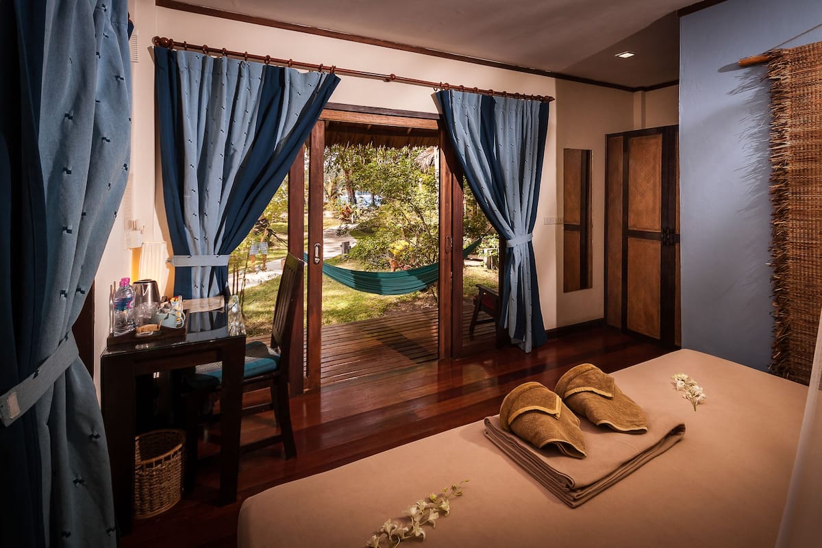 bungalow, garden view | coffee and/or coffee maker