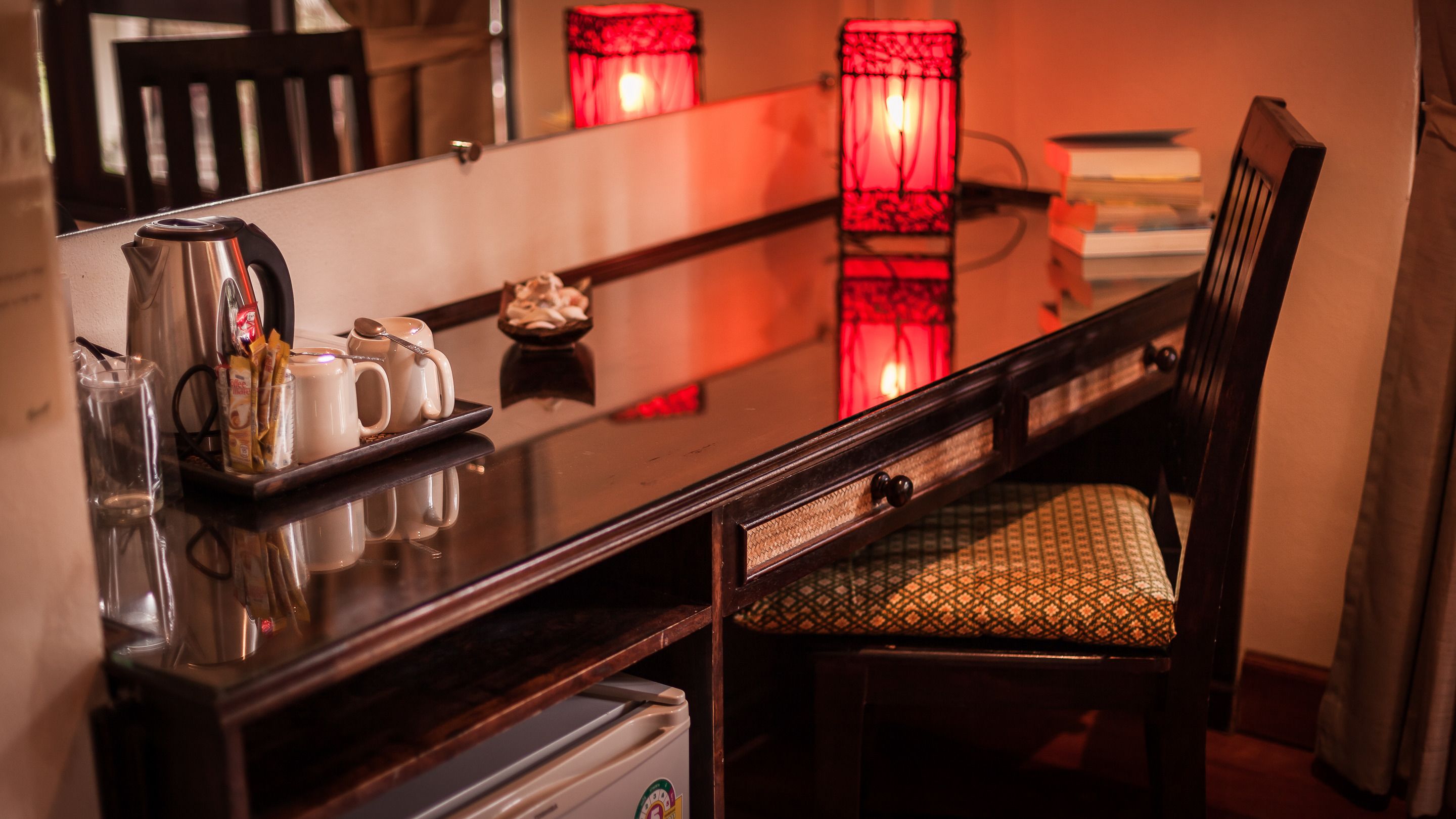 deluxe room | 1 bedroom, in-room safe, desk, free cots/infant beds