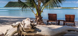 On the beach, beach towels, windsurfing, kayaking - Baan Manali Resort (Ko Pha-ngan)