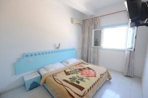 Habitación con 1 cama doble o 2 individuales | Ropa de cama de alta calidad, escritorio, cortinas opacas