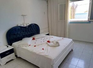 Hochwertige Bettwaren, Schreibtisch, Verdunkelungsvorhänge