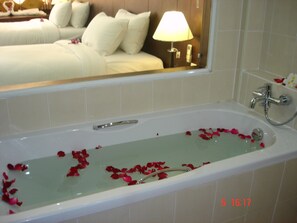 Bañera con ducha, artículos de tocador gratuitos, secador de pelo, batas