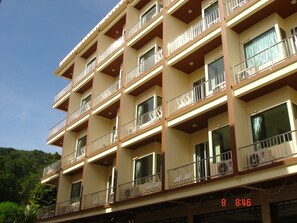 A multi-story hotel with balconies on each floor. - SM Resort Phuket (Patong)