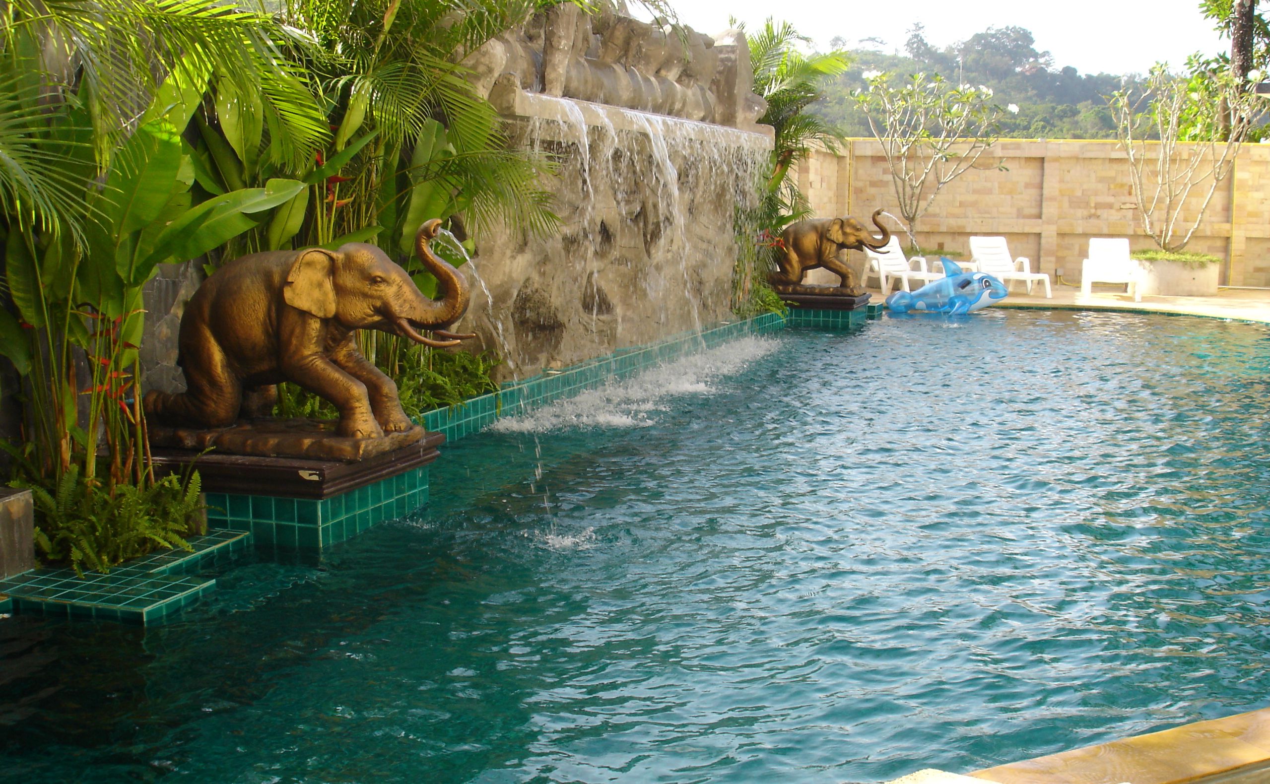 Utendørsbasseng, bassengparasoller og solsenger