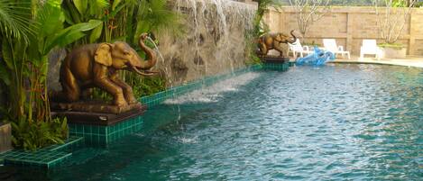 Utendørsbasseng, bassengparasoller og solsenger