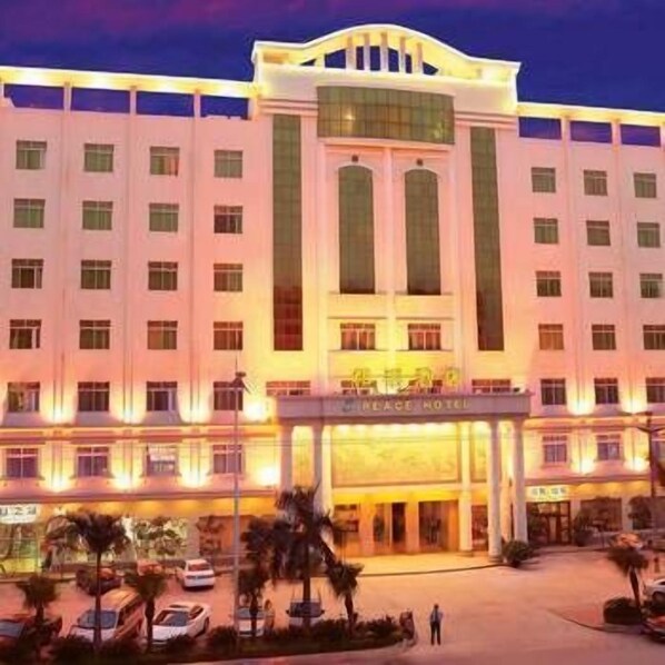 숙박 시설 정면 - 저녁/밤