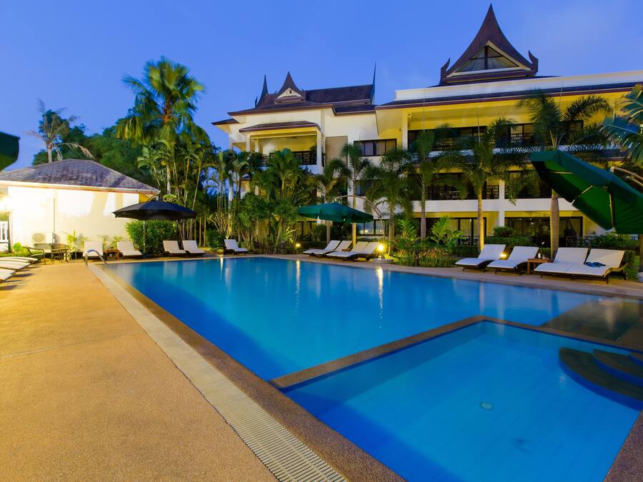 Outdoor pool, pool umbrellas, sun loungers