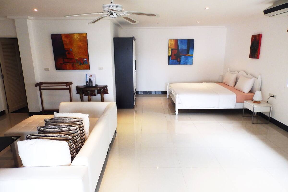 standard room | in-room safe, desk, blackout curtains, rollaway beds