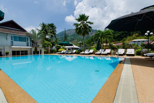 Outdoor pool, pool umbrellas, sun loungers