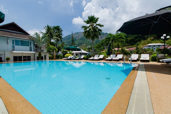 Outdoor pool, pool umbrellas, sun loungers