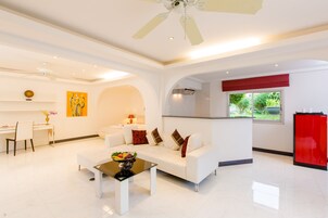 Minibar, caja de seguridad en la habitación y escritorio 