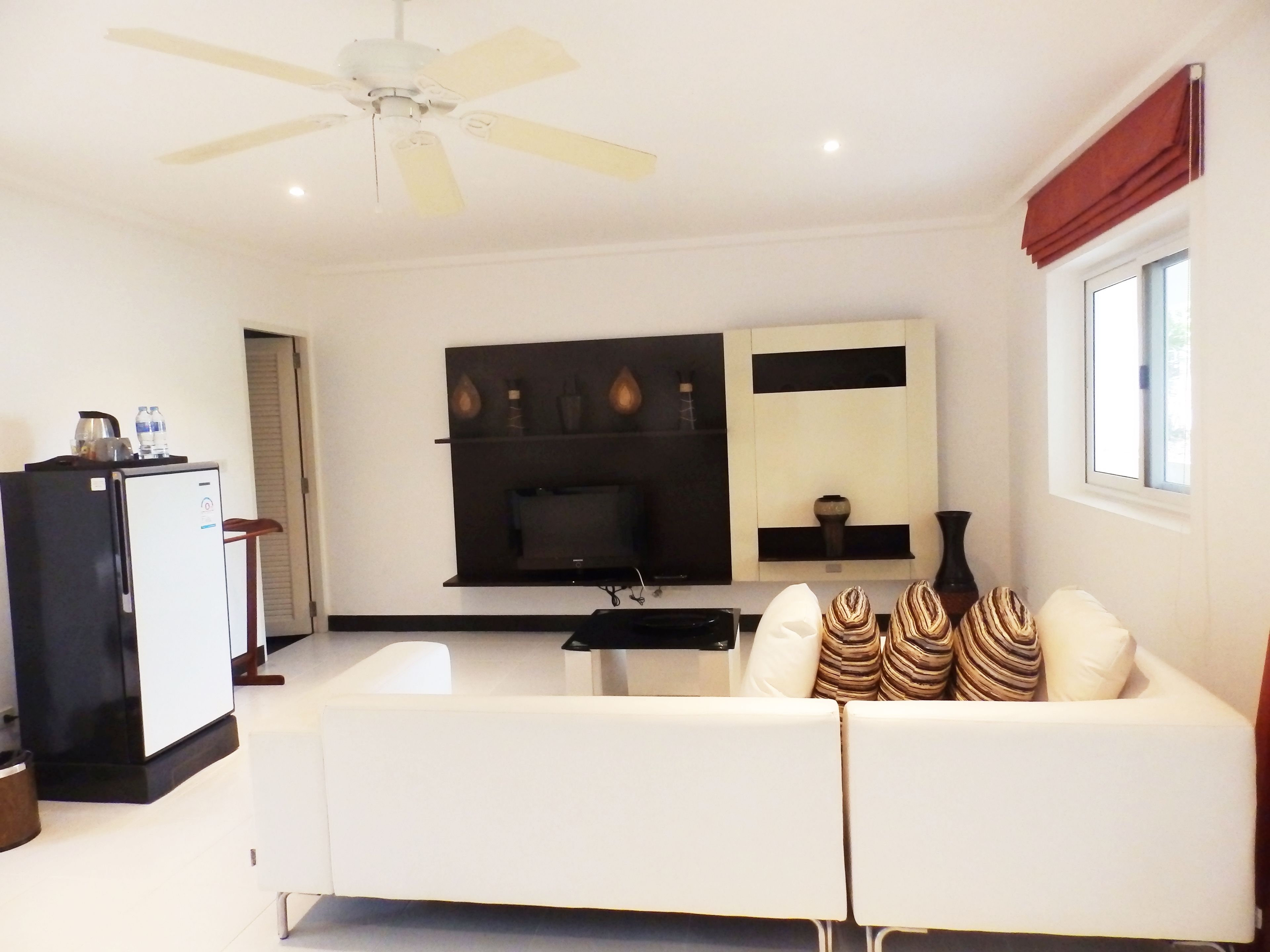 standard room | living area | flat-screen tv, dvd player