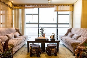 Una sala de estar con dos sofás, una mesa de centro y objetos decorativos.