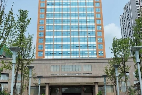 Un edificio de varios pisos con fachada de vidrio y techo plano.