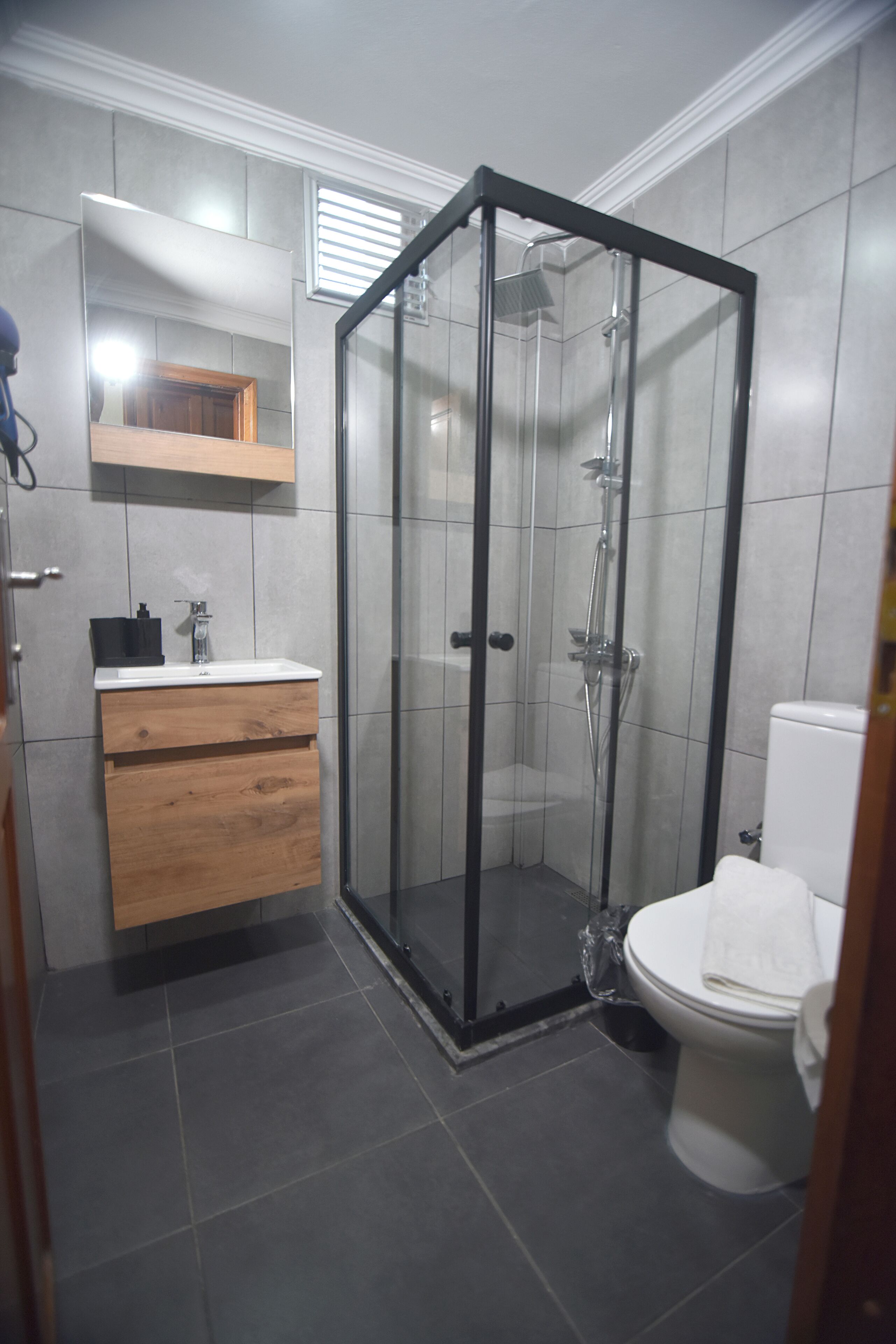 shower, free toiletries, hair dryer, towels