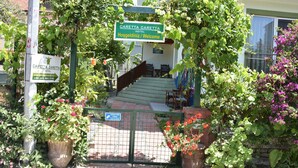 Entrada de um hotel com uma placa indicando "Caretta Caretta Hotel".