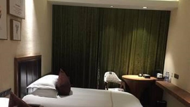 A hotel room with two beds, a desk, and a chair. - Relax Hotel (Hangzhou)