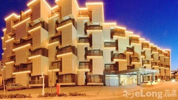 Un hotel moderno con un diseño modular único, que cuenta con varios niveles y balcones.