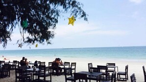 Un restaurante frente al mar con terraza al aire libre.