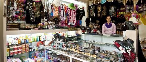 Tienda con diversos artículos a la vista, incluyendo sombreros, joyería y productos para el hogar.