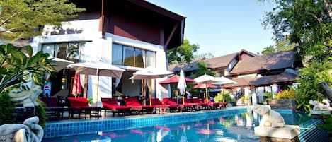 Outdoor pool, pool umbrellas, sun loungers
