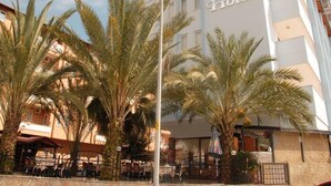 A building with a sign reading "Sailor Apartment Hotel". - Sailor Apart Hotel (Alanya)