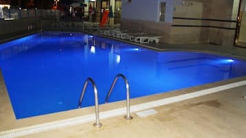 Una piscina al aire libre