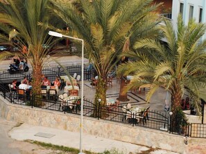 Phục vụ bữa sáng, bữa trưa và bữa tối