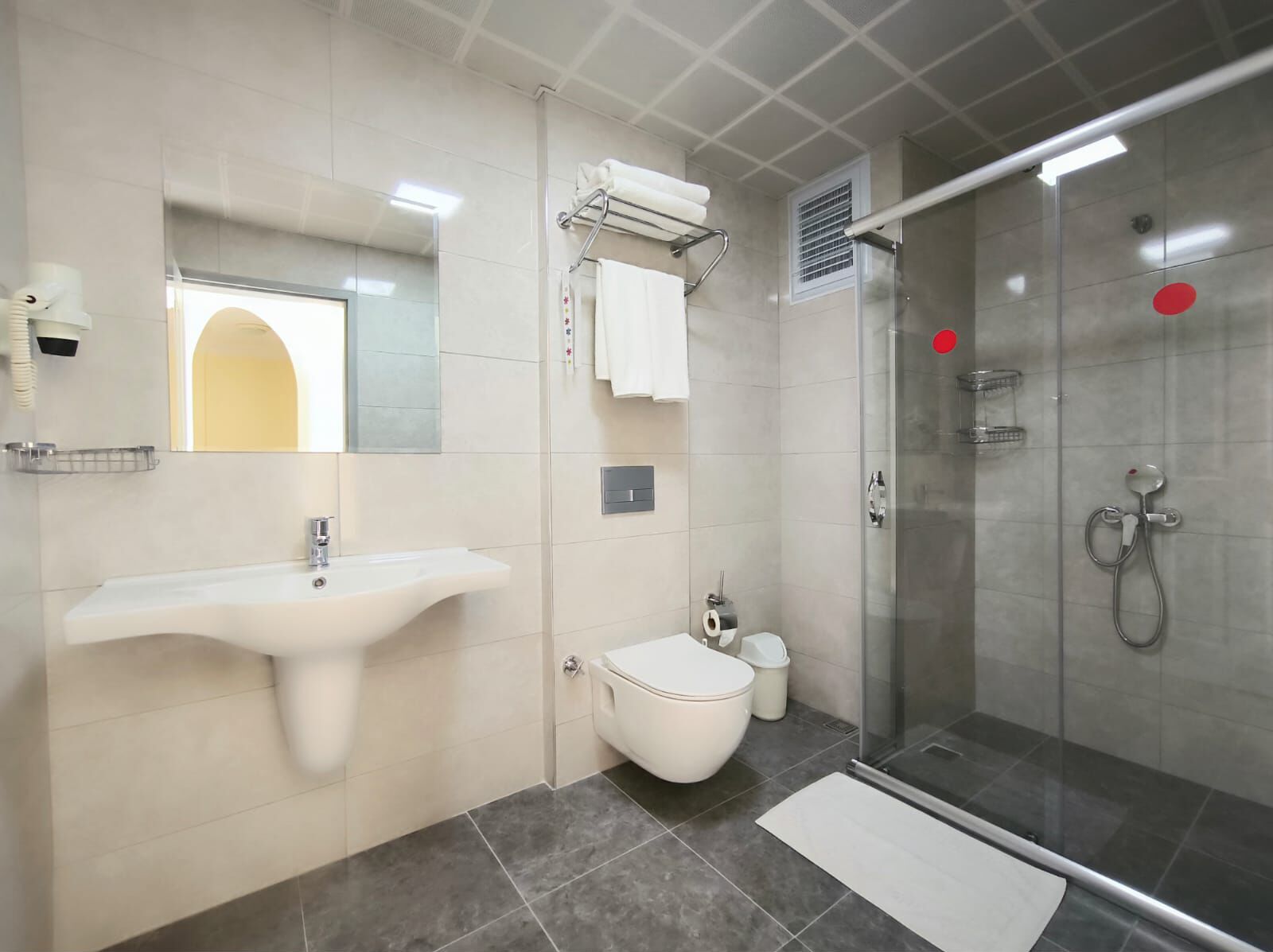 Douche, sèche-cheveux, serviettes fournies