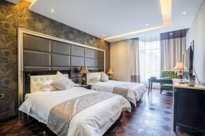 A hotel room with two beds, a desk, a chair, and a TV. - Guilin Landscape Golf Resort (Guilin)