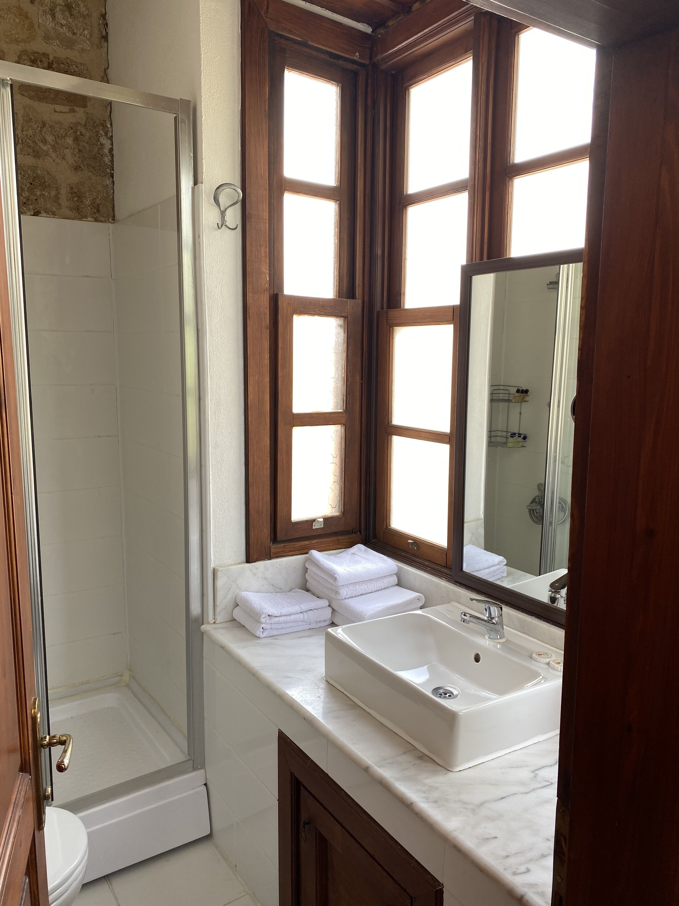 family suite | bathroom | shower, free toiletries, hair dryer, towels