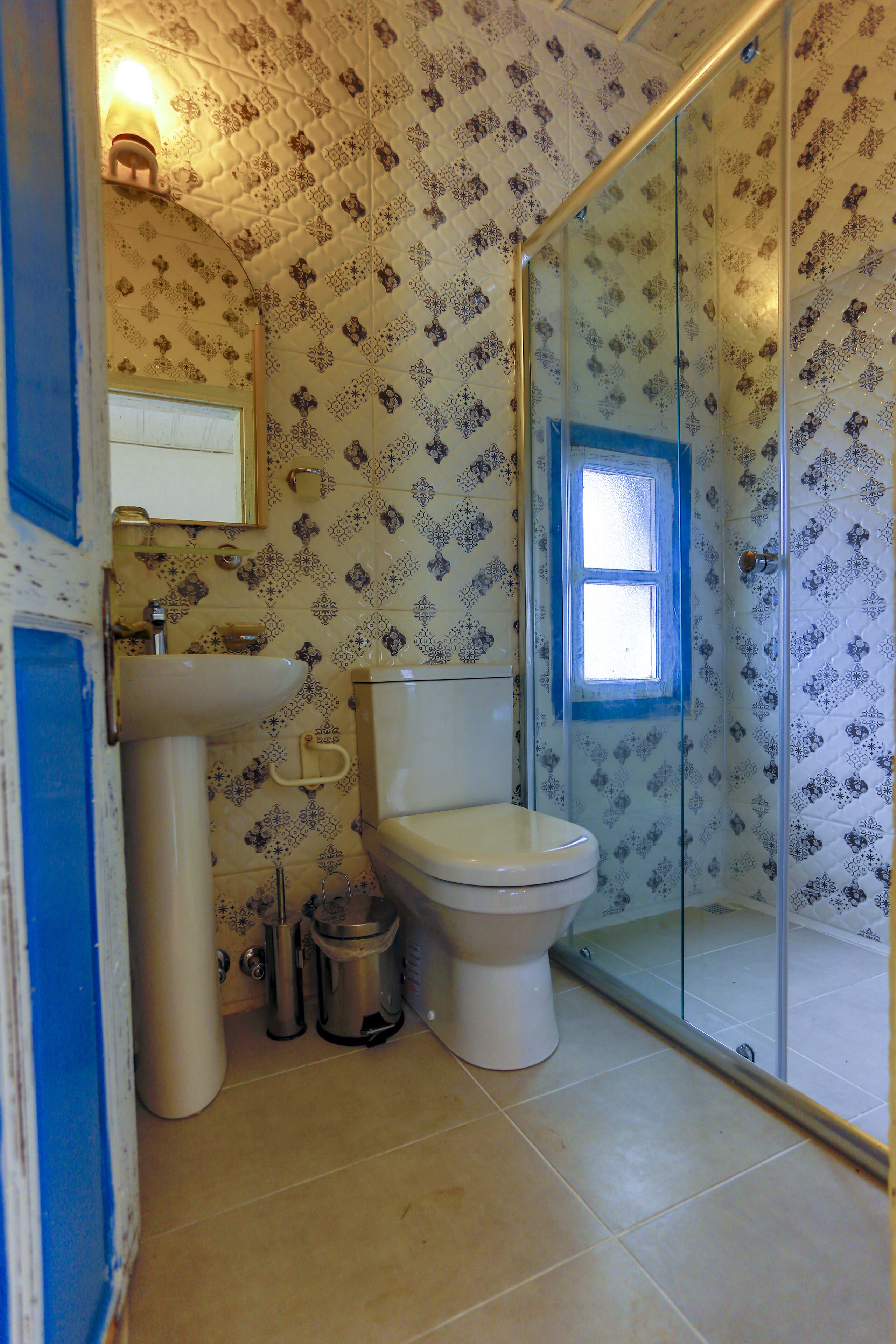 standard twin room | bathroom | shower, free toiletries, hair dryer, towels