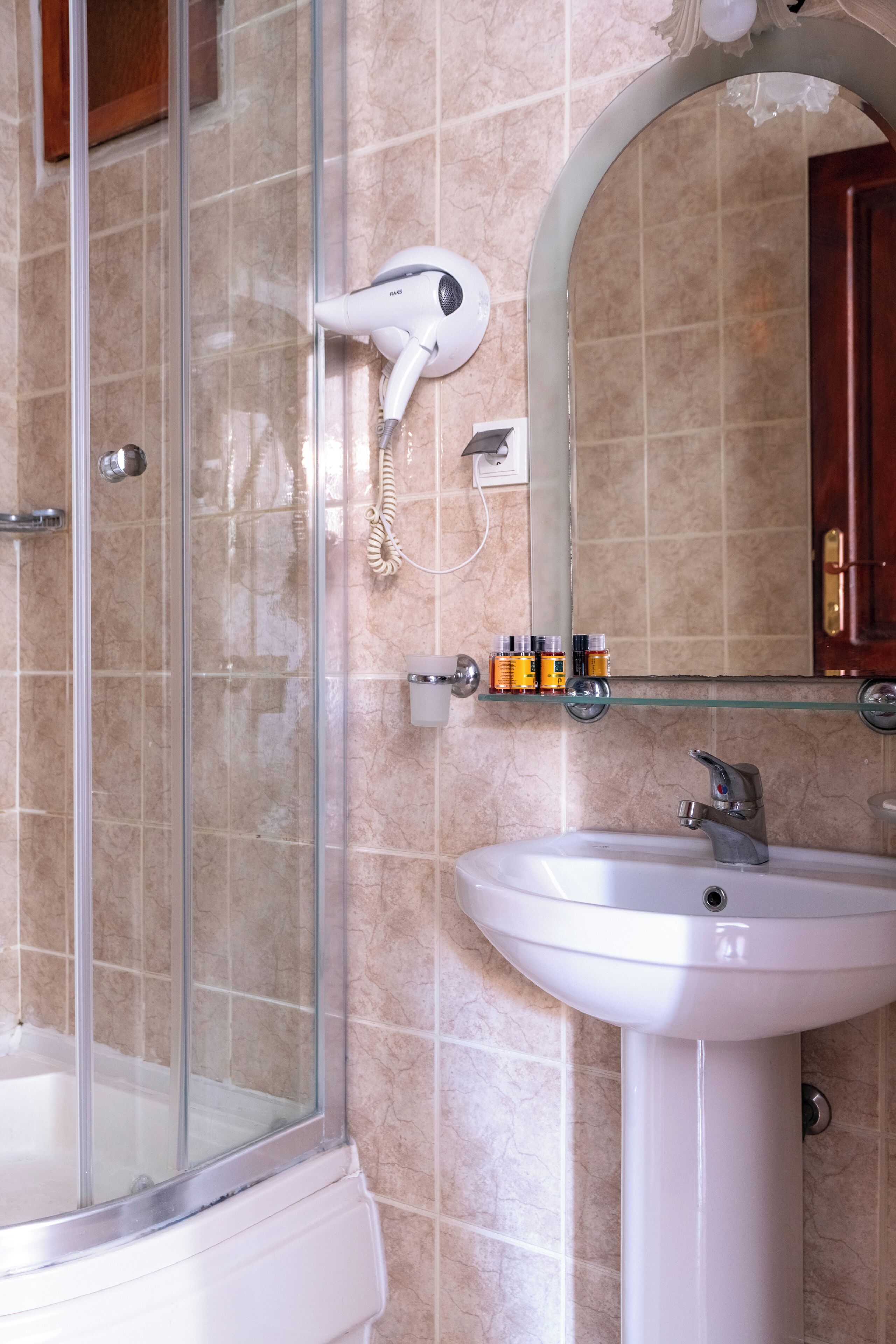 shower, free toiletries, hair dryer, towels