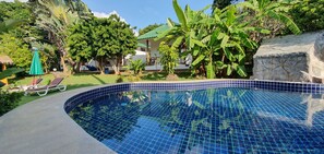 Outdoor pool, sun loungers - Green Canyon Resort (Koh Samui)