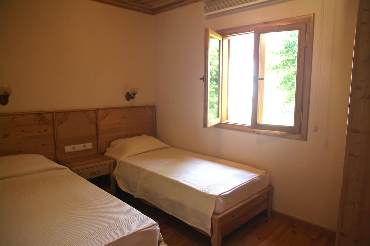 In-room safe, soundproofing, iron/ironing board, free WiFi