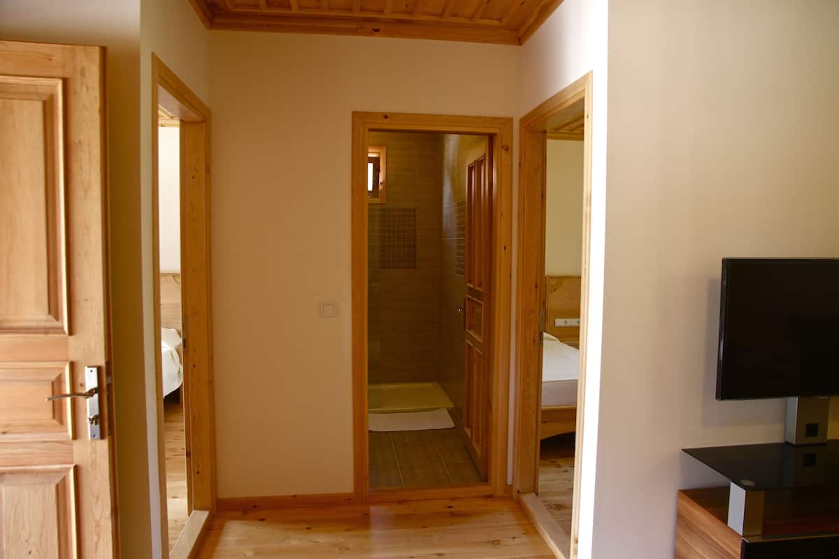 In-room safe, soundproofing, iron/ironing board, free WiFi