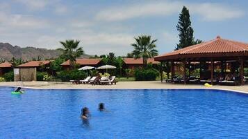 2 outdoor pools