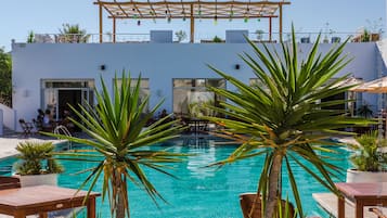 Outdoor pool, pool umbrellas, sun loungers