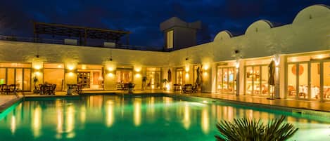 Piscine extérieure, parasols de plage, chaises longues
